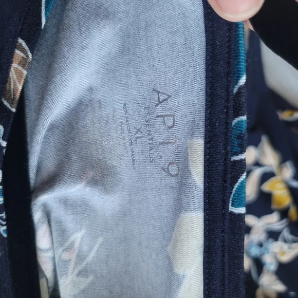 APT.9 women's Essential Crewneck Tee, Navy floral long sleeve, Sz XL - Picture 4 of 4